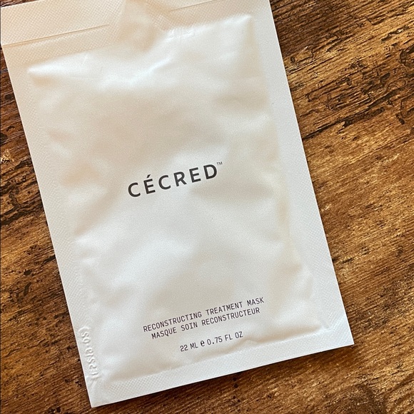 ❤️ 2/$20 or 3/$25 Makeup & Skin Care Bundle Smashbox Cecred Makeup Puffy Bag - Picture 9 of 10